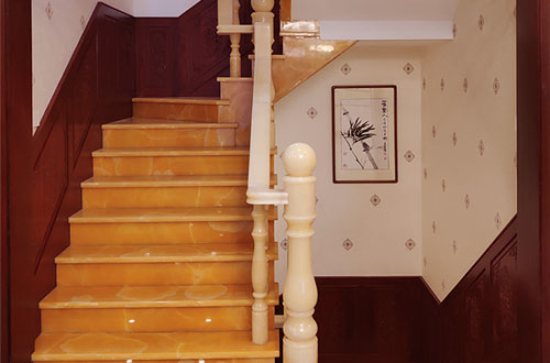 淇县中式别墅室内汉白玉石楼梯的定制安装装饰效果
